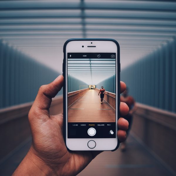 iPhone caméra femme qui marche sur un pont Semaine numérique QC